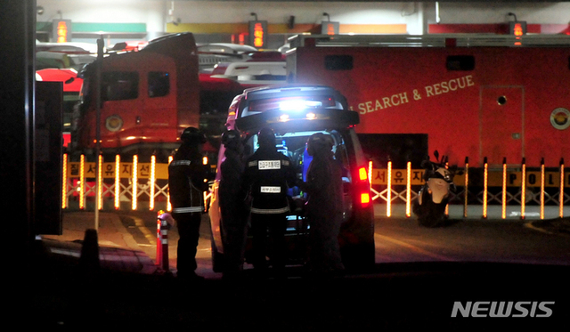[광주=뉴시스] 구조당국이 14일 오후 광주 서구 신축아파트 붕괴현장에서 발견된 실종자 1명을 이송하기위해 대기하고 있다.  2022.01.14.