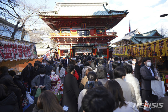 [도쿄=AP/뉴시스] 4일 일본 도쿄에서 마스크를 쓴 시민들이 새해 소망을 빌기 위해 간다 묘진 신사를 찾고 있다. 간다 묘진 신사는 새해에 사업 번창, 가정 안녕, 좋은 인연 등을 바라는 참배객들이 많이 찾는 곳이다. 2022.01.04.