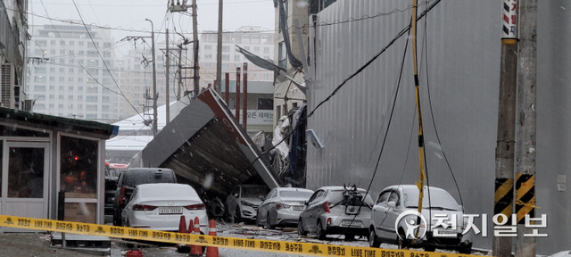 [천지일보 광주=이미애 기자] 광주 서구 화정동 현대아이파크 신축공사장 외벽이 붕괴하는 사고가 발생하면서 잔해가 주변 차량으로 떨어져 아수라장이다. ⓒ천지일보 2022.1.13