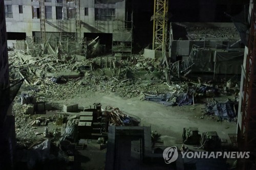 광주 서구 화정동 신축아파트 붕괴사고 나흘째인 14일 사고 발생 아파트 단지에 어둠이 내려앉아 있다. 2022.1.14 (출처: 연합뉴스)