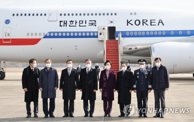 문재인 대통령과 김정숙 여사가 6박 8일간의 일정으로 아랍에미리트연합(UAE), 사우디아라비아, 이집트 등 중동 3개국을 방문하기 위해 15일 오전 성남 서울공항에 도착, 새로운 공군 1호기에 탑승전 기념촬영을하고 있다. 이번 순방에는 새 대통령 전용기로 채택된 공군 1호기인 보잉 747-8i 기종이 순방 임무에 투입됐다. (출처: 연합뉴스)