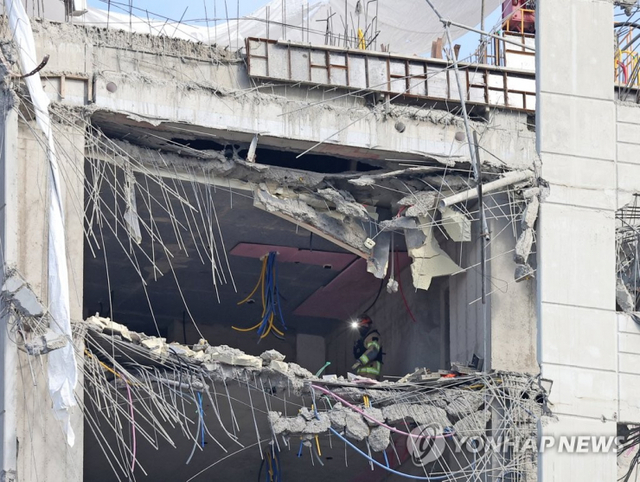 15일 광주 서구 화정동 신축아파트 붕괴사고 현장 모습. 사고 발생 당시 최상층인 39층 바닥 면에 콘크리트 타설 작업이 진행 중이었지만, 그 아래층인 38층을 비롯한 아래층 거실 부분에는 하중을 지지할 동바리 등의 서포트 모습이 보이지 않는다. 한편 15일 A 건설사는 이 아파트 붕괴 사고 이후 작성한 분석 보고서를 통해 타설 하중에 대한 하층부 슬라브 지지력 부족을 사고 원인으로 추정했다. (출처: 연합뉴스)