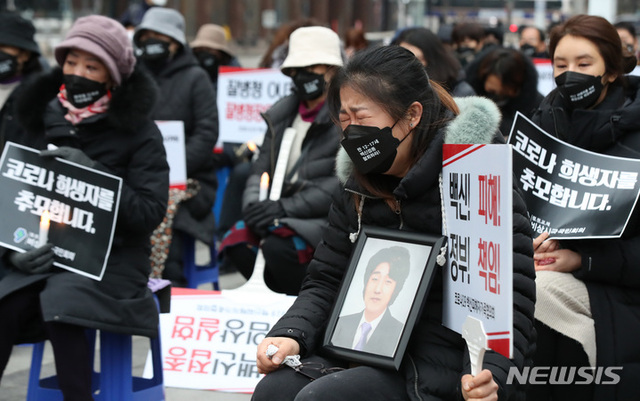 코로나19 백신피해자가족협의회(코백회) 등 백신 접종후 사망자 유가족들이 15일 오후 서울 청계광장에서 열린 제9회 추모식 및 촛불집회에서 오열하고 있다. 이들은 정부의 백신 안전성 재검토, 피해보상 전문위원회 심의과정 공개, 백신 피해자 특별법 제정 등을 촉구했다. (출처: 뉴시스)