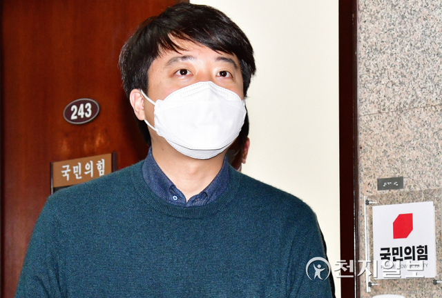 [천지일보=박준성 기자] 국민의힘 이준석 대표가 6일 오후 서울 여의도 국회에서 열린 의원총회에 참석하기 위해 이동하고 있다. ⓒ천지일보 2022.1.6