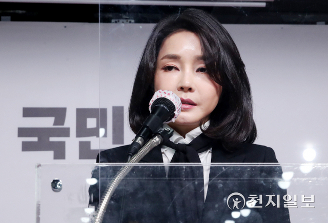 [천지일보=박준성 기자] 국민의힘 윤석열 대선 후보의 부인 김건희씨가 26일 오후 서울 여의도 국민의힘 당사에서 ‘허위 이력’ 논란 대국민 사과 기자회견을 하고 있다. ⓒ천지일보 2021.12.26