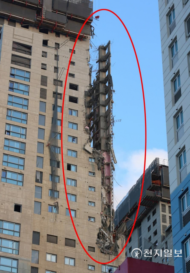 [천지일보 광주=이미애 기자] 지난 11일  HDC현대산업개발이 시공하는 서구 화정동 현대아이파크 신축현장 붕괴 201동 외벽이 무너지는 사고가 발생했다. ⓒ천지일보 2022.1.15