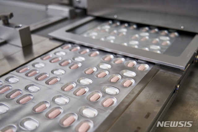 미국 제약회사 화이자가 제공한 사진에 코로나19 경구용 알약이 보인다. 화이자는 11월 16일(현지시간) 미국 식품의약국(FDA)에 자사가 개발한 코로나19 먹는 치료제 ‘팍스로비드(Paxlovid)’에 대한 긴급 사용을 신청했다. 앞서 화이자는 18세 이상 대상 임상시험에서 증상 발현 3일 이내에 이 약을 먹었을 때 입원과 사망률을 89% 낮춘다고 밝힌 바 있다. (출처: 뉴시스)