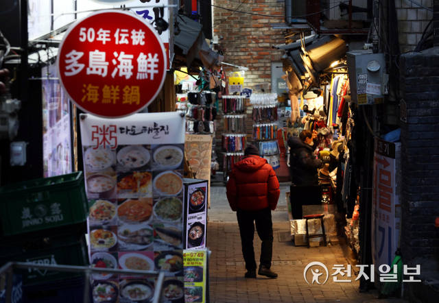 [천지일보=남승우 기자] 사회적 거리두기 조정안이 발표된 14일 서울 중구 명동 거리의 한 노점상에서 상인이 영업 준비를 하고 있다.정부는 오는 17일부터 내달 6일까지 3주간 사적모임 인원을 6인으로 완화하되, 식당·카페 등 영업시간 제한은 9시까지로 유지하는 거리두기 방안을 적용하기로 했다. ⓒ천지일보 2022.1.14