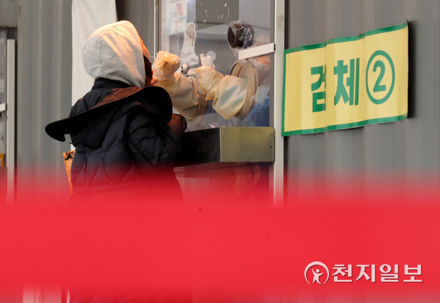 [천지일보=박준성 기자] 신종 코로나바이러스 감염증(코로나19) 신규 확진자가 4423명 발생한 15일 서울 중구 시청광장에 마련된 선별진료소를 찾은 시민이 검체검사를 받고 있다. ⓒ천지일보 2022.1.15