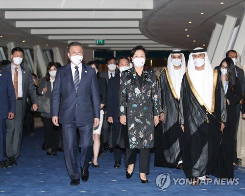 중동 3개국 순방에 나선 문재인 대통령이 15일 오후(현지시간) 첫 순방국인 아랍에미리트연합(UAE) 두바이 왕실공항에 도착하고 있다. (출처: 연합뉴스)