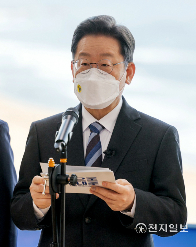 [천지일보=박준성 기자] 매타버스 시즌2 민생투어를 재개한 더불어민주당 이재명 대선 후보가 16일 동해안 최북단 강원도 고성군 통일전망대에서 한반도 평화시대 강원권 미래 비전이 담긴 강원도 공약을 발표하고 있다. (제공: 민주당 선대위) ⓒ천지일보 2022.1.16