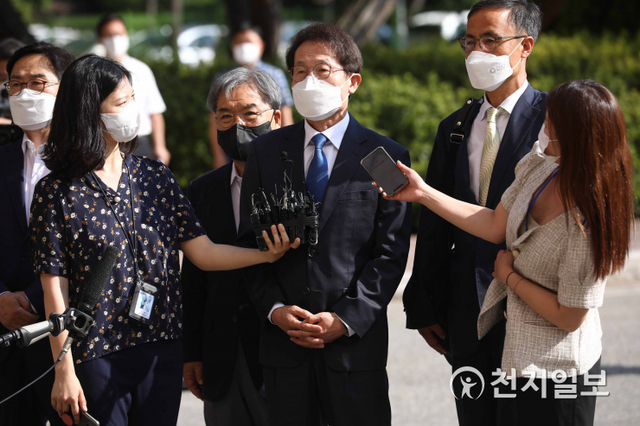 [천지일보=남승우 기자] 공수처 ‘1호 수사’ 대상이 된 조희연 서울시교육감이 27일 오전 경기 정부과천청사 공수처에 피의자 신분으로 출석하며 취재진의 질문에 답하고 있다. 조 교육감은 전교조 해직 교사 4명 등 5명을 특정해 특별채용을 지시한 혐의를 받고 있다. ⓒ천지일보 2021.7.27