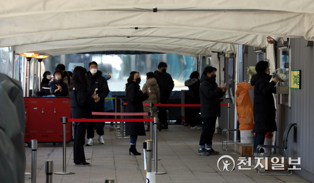 [천지일보=남승우 기자] 신종 코로나바이러스 감염증(코로나19) 신규 확진자가 4167명으로 집계된 13일 오전 서울 중구 서울광장 임시 선별검사소에서 시민들이 코로나19 검사를 받고 있다. ⓒ천지일보 2022.1.13