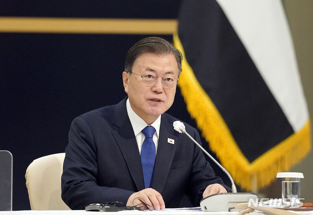 문재인 대통령이 16일(현지시간) 아랍에미리트 두바이의 한 호텔에서 열린 한-UAE 수소협력 비즈니스 라운드 테이블에서 발언하고 있다. (출처: 뉴시스)