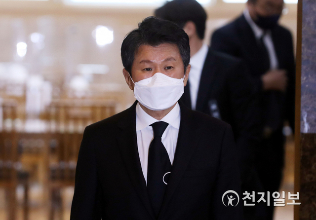 [천지일보=남승우 기자] 정몽규 대한축구협회장이 8일 오후 서울 송파구 아산병원 장례식장에 마련된 고 유상철 전 인천 유나이티드 감독의 빈소에서 조문을 마친 뒤 빈소를 나서고 있다. ⓒ천지일보 2021.6.8