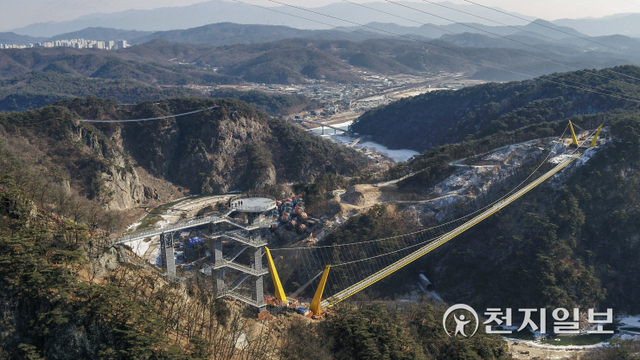 강원 원주 간현 소금산 그랜드밸리스틸 울렁다리 모습, 저 멀리 출렁다리고 보이고 있다. (제공: 원주시청) ⓒ천지일보 2022.1.17