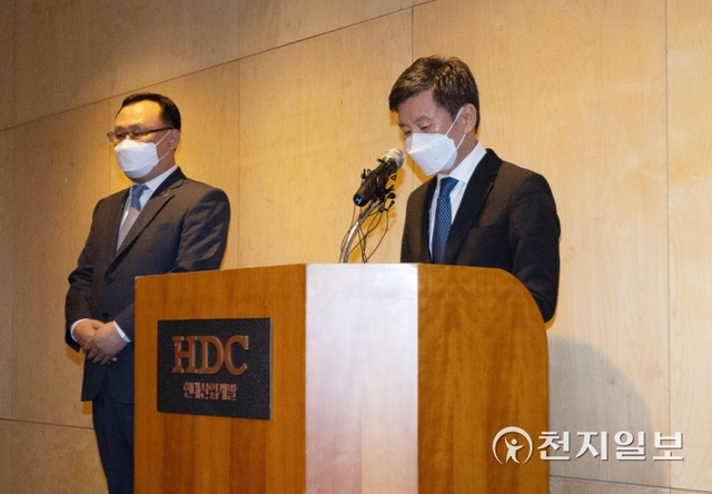 [천지일보=남승우 기자] 정몽규 HDC현대산업개발 회장이 17일 서울 HDC현대산업개발 용산 사옥에서 광주 아파트 외벽 붕괴 사고 관련 입장 발표를 하고 있다. ⓒ천지일보 2022.1.17