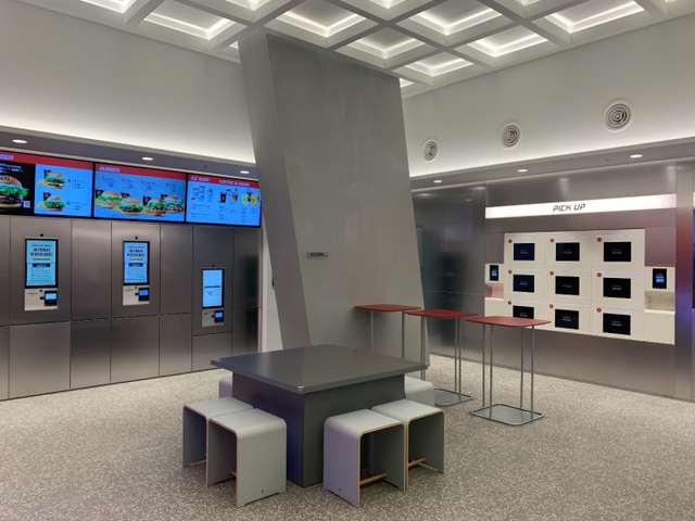 롯데리아, L7홍대점 스마트존에 설치된 무인주문 및 무인픽업 존. (제공: 롯데GRS)