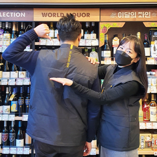 모델들이 성동구 소재 이마트24 본점에서 변경된 유니폼 디자인을 소개하고 있다. (제공: 이마트24)