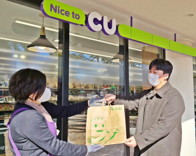 고객이 CU에서 친환경 종이봉투를 사용하고 있다. (제공: BGF리테일)