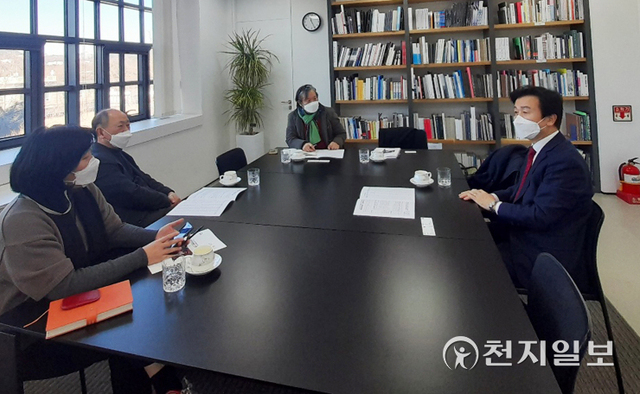 조규일 진주시장(오른쪽)이 지난 14일 국립현대미술관에서 윤범모 국립현대미술관장과 오는 3월에 열린 ‘한국 채색화의 흐름’ 기획전에 대해 논의하고 있다. (제공: 진주시) ⓒ천지일보 2022.1.17