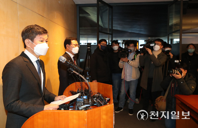 [천지일보=남승우 기자] 정몽규 HDC현대산업개발 회장이 17일 서울 HDC현대산업개발 용산 사옥에서 광주 아파트 외벽 붕괴 사고 관련 대국민 사과를 하고 있다. 이날 정 회장은 사퇴 의사를 밝혔다. ⓒ천지일보 2022.1.17