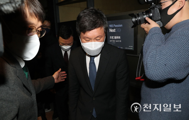 [천지일보=남승우 기자] 정몽규 HDC현대산업개발 회장이 17일 서울 HDC현대산업개발 용산 사옥에서 열린 광주 아파트 외벽 붕괴 사고 관련 대국민 사과 기자회견을 마친 뒤 회견장을 떠나고 있다. ⓒ천지일보 2022.1.17