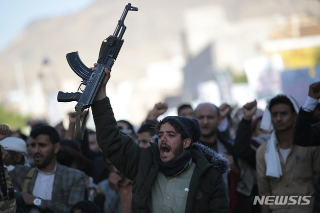 예멘 후티 반군 지지자들이 지난해 11월 22일(현지시간) 예멘 사나에서 사우디 연합군을 지원하는 미국에 반대하는 집회에 참석해 구호를 외치고 있다.(출처: 뉴시스)