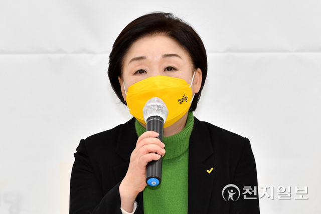 [천지일보=박준성 기자] 정의당 심상정 대선 후보가 17일 오후 서울 여의도 국회에서 열린 대국민 기자회견에서 취재진의 질문에 답하고 있다. (공동취재사진) ⓒ천지일보 2022.1.17