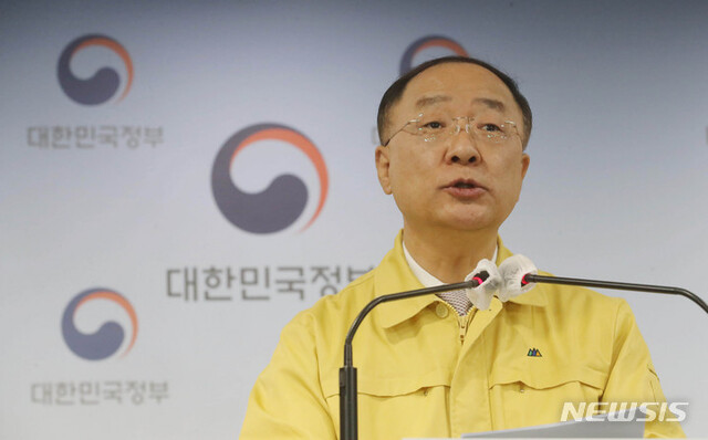 홍남기 경제부총리 겸 기획재정부 장관이 14일 오전 서울 종로구 정부서울청사에서 열린 방역조치 연장 및 소상공인 지원관련 정부합동 브리핑에서 발언하고 있다. (출처: 뉴시스)