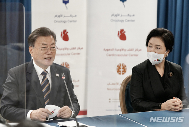 [라스알카이마=뉴시스] 김진아 기자 = 문재인 대통령과 김정숙 여사가 17일 아랍에미리트 셰이크칼리파 전문병원(SKSH)을 방문해 한국 의료진 및 직원과 간담회를 하며 격려하고있다. 2022.01.17.