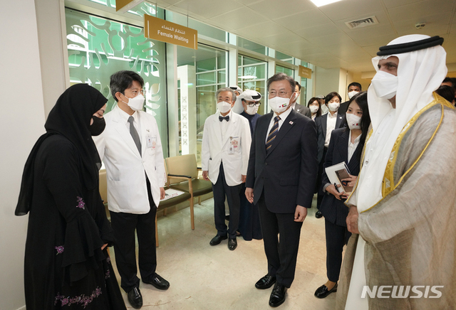 [라스알카이미=뉴시스] 김진아 기자 = 문재인 대통령이 17일 아랍에미리트 셰이크칼리파 전문병원을 방문해 병원시설을 돌아보고 있다. 2022.01.17.