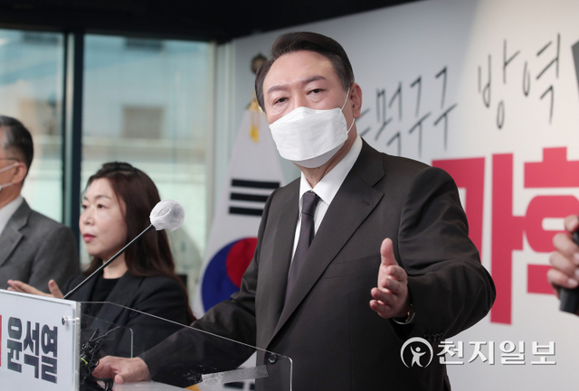 [천지일보=박준성 기자] 국민의힘 윤석열 대선후보가 16일 서울 여의도 당사에서 수도권 교통과 코로나19방역패스 정책 공약 발표를 마치고 취재진의 질문에 답하고 있다. ⓒ천지일보 2022.1.16