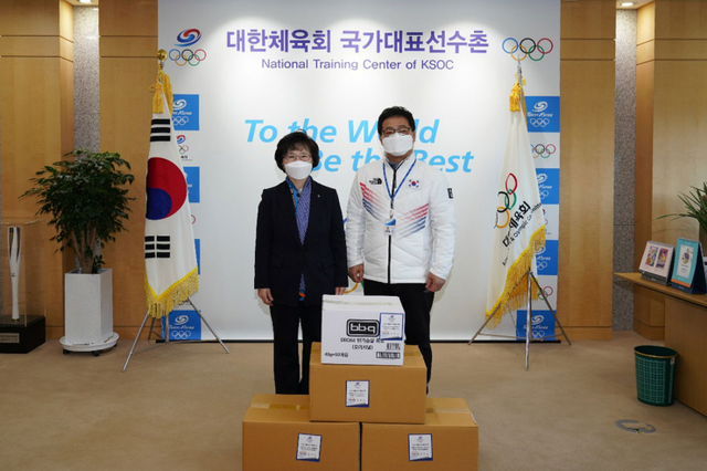 윤경주 제너시스BBQ 그룹 부회장(왼쪽)과 유인탁 선수촌장이 BBQ 간편식 기증식 이후 기념촬영을 하고 있다. (제공: 제너시스BBQ)