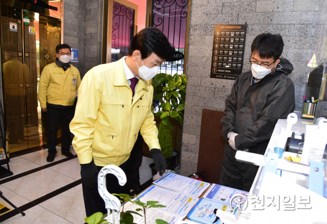 조규일 진주시장이 지난 21일 코로나19 확산방지를 위해 운영하는 ‘안전숙소’를 방문해 운영 상황을 점검하고 있다. (제공: 진주시) ⓒ천지일보 2021.1.23
