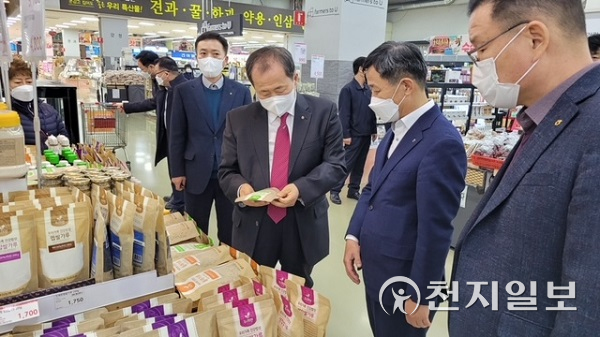 이규삼 농협중앙회 감사위원장(오른쪽에서 세번째)이 17일 농협유통 양재점을 방문해 정연태 농협유통 대표이사(두번째)와 설명절 대비 식품안전 관리방안에 대해 대화를 나누고 있다. (제공: 농협) ⓒ천지일보 2022.1.18