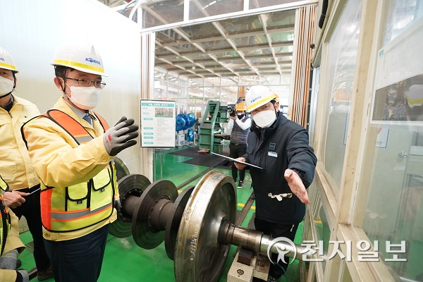 나희승 코레일 사장(앞쪽)이 18일 부산철도차량정비단에서 KTX의 바퀴 교체 작업을 점검하고 있다. (제공: 코레일) ⓒ천지일보 2022.1.18