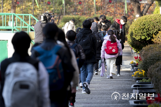 [천지일보=남승우 기자] 서울 도봉구 창원초등학교에서 학생들이 등교하고 있다. (사진공동취재단) ⓒ천지일보DB