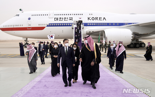 아랍에미리트(UAE), 사우디아라비아, 이집트 등 중동 3개국 순방 중인 문재인 대통령과 부인 김정숙 여사가 18일(현지시간) 사우디아라비아 킹칼리드 국제공항 왕실터미널에 도착해 영접 나온 모하메드 빈 살만 사우디 왕세자와 공식환영식을 위해 이동하고 있다. (출처: 뉴시스)