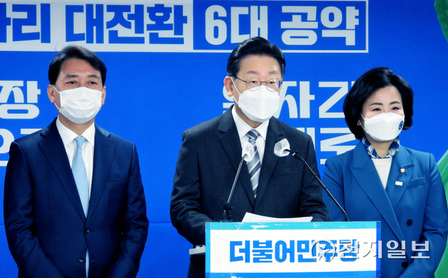 [천지일보=박준성 기자] 더불어민주당 이재명 대선 후보가 18일 서울 여의도 민주당사에서 일자리 대전환 6대 공약을 발표하고 있다. ⓒ천지일보 2022.1.18