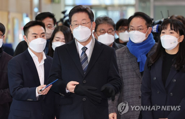 더불어민주당 이재명 대선후보가 15일 강원도 홍천군 홍천생명건강과학관을 방문, 관계자로부터 설명을 듣고 있다. (출처: 연합뉴스)