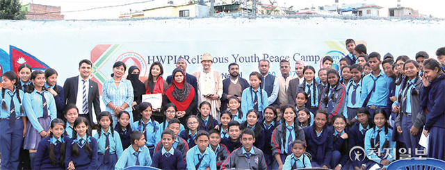 HWPL 네팔 종연사가 2017년 10월 30일 카트만두에 있는 야고드하라 바우드하 비드햐라야 중학교에서 네팔 종교평화 캠프와 제2회 네팔 DPCW 평화벽화 발표회를 진행한 가운데 교원과 학생들이 평화벽화 앞에서 기념 사진을 촬영하고 있다. (제공: HWPL) ⓒ천지일보 2022.1.18