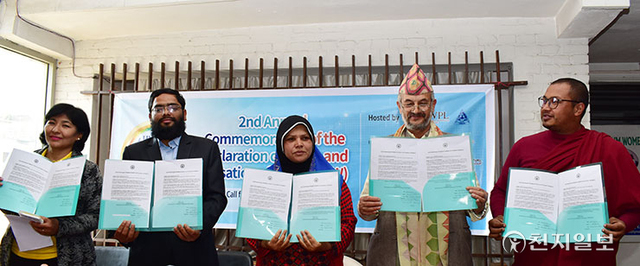 HWPL 네팔 종연사 인사들이 네팔 현지에서 진행된 DPCW 2주년 기념행사에서 협약서에 서명한 후 기념사진을 촬영하고 있다. (제공: HWPL) ⓒ천지일보 2022.1.18