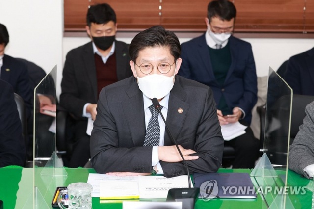 노형욱 국토교통부 장관이 18일 건설안전 관계기관 회의를 주재하고 있다. (출처: 연합뉴스)