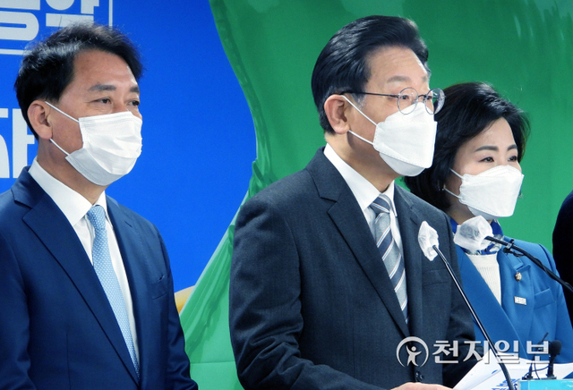 [천지일보=박준성 기자] 더불어민주당 이재명 대선 후보가 18일 서울 여의도 민주당사에서 일자리 대전환 6대 공약을 발표하고 있다. ⓒ천지일보 2022.1.18