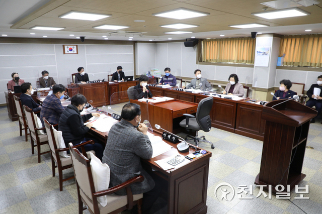 수원시의회가 상임위원회별로 조례안을 심사하고 있다. (제공: 수원시의회) ⓒ천지일보 2022.1.19