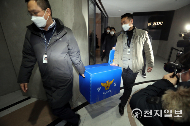 [천지일보=남승우 기자] 광주 서구 화정아이파크 신축 공사현장 아파트 외벽 붕괴사고를 수사하고 있는 고용노동부와 경찰 관계자들이 19일 서울 용산구 HDC현대산업개발(현산) 본사에서 압수수색을 마친 뒤 압수물품을 들고 나오고 있다. ⓒ천지일보 2022.1.19