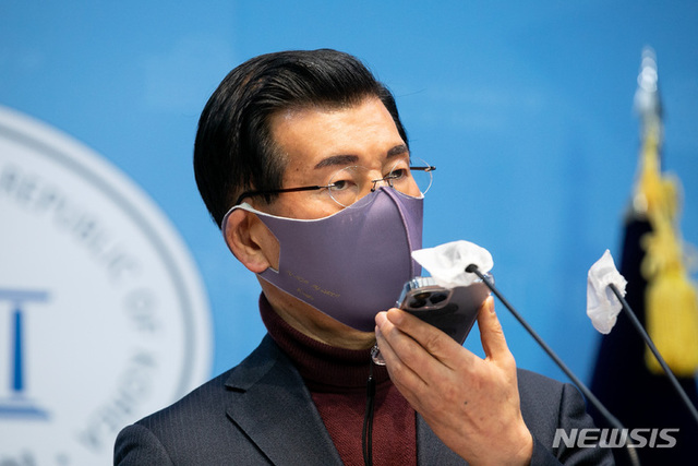 장영하 변호사가 19일 서울 여의도 국회 소통관에서 전날 공개한 이재명 더불어민주당 대선 후보와 형수 통화 중 욕설이 담긴 음성파일 일부분을 들려주고 있다. (출처: 뉴시스)