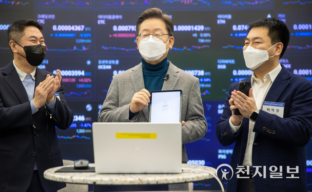 [천지일보=박준성 기자] 더불어민주당 이재명 대선 후보가 19일 서울 강남구 업비트라운지에서 열린 가상자산 거래소 현장 간담회에 앞서 가상자산 플랫폼(빗썸)에 회원가입하고 있다. (제공: 민주당 선대위) ⓒ천지일보 2022.1.19