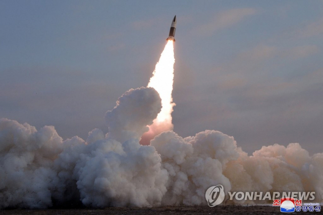 (평양 조선중앙통신=연합뉴스) 북한이 지난 17일 평양 순안비행장에서 발사한 단거리 탄도미사일 '북한판 에이태큼스'(KN-24)의 모습.